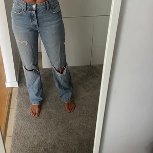 Jeans Zara - Snygga långa jeans från zara, använd 2 gånger och är i bra skick. Storlek 36. Frakt ingår ej och kostar 66kr och är spårbar.💘