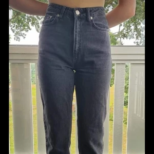 NA-KD Jeans - Fina och sköna NA-KD som säljs pga att dom är för små. I fint skick. Finns djur i hemmet. Pris 150 + frakt som köparen står för. För mer bilder, hojta till..