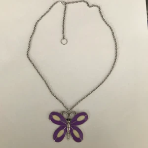 Fjärils halsband  - Lila fjärlil, silver kedja, 3 olika längder att välja och justera på kedjan:))