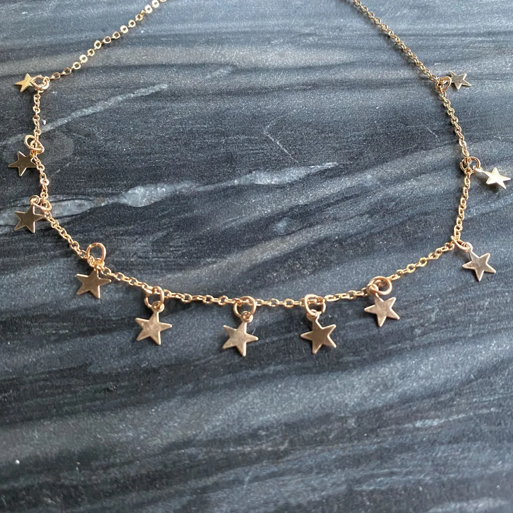 Halsband med stjärnor. Frågor och beställningar tar jag emot här eller på Instagram @emilias_smycken. Accessoarer.
