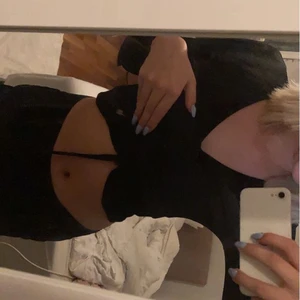 Tröja  - Syns så dåligt på bild men långärmad tröja som man drar åt i mitten från Lindex aldrig använd .Kom privat för bättre bilder storlek xs 