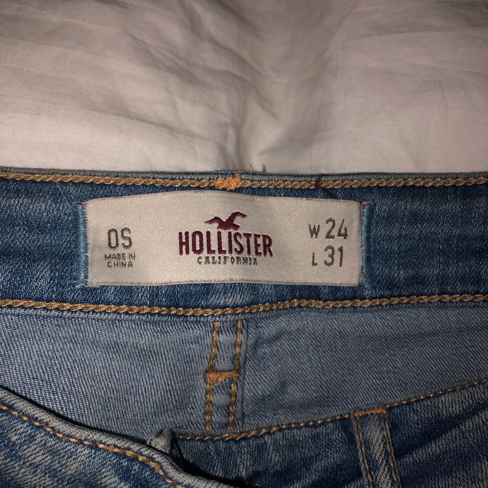 Säljer dessa skitsnygga lågmidjade jeans från Hollister då de tyvärr inte kommer till användning längre 🥲 förut hade de en liten slitning på rumpan som jag sytt igen (kan skicka bild privat). Annars är de i bra skick! STORLEK: WAIST 24 & LENGTH 31. Jeans & Byxor.