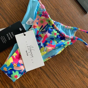 Bikini trosa Hanna SchönbergX NAKD  - Säljer denna fina bikinitrosa från Hanna Schönbergs kollektion med NAKD❤️Så himla fin men råkade få hem 2 st av denna så tänkte kolla om någon här är intresserad innan jag skickar tillbaka😇Vid flera intresserade blir det budgivning❤️OBS: Köparen står för frakten 