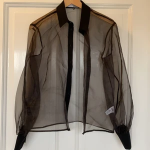 Skjorta - Jättesnygg skjorta från the visual clothing project som endast är använd 1 gång. Perfekt som overshirt eller skjorta till hösten! Storlek xs men rätt stor i storlek🌸