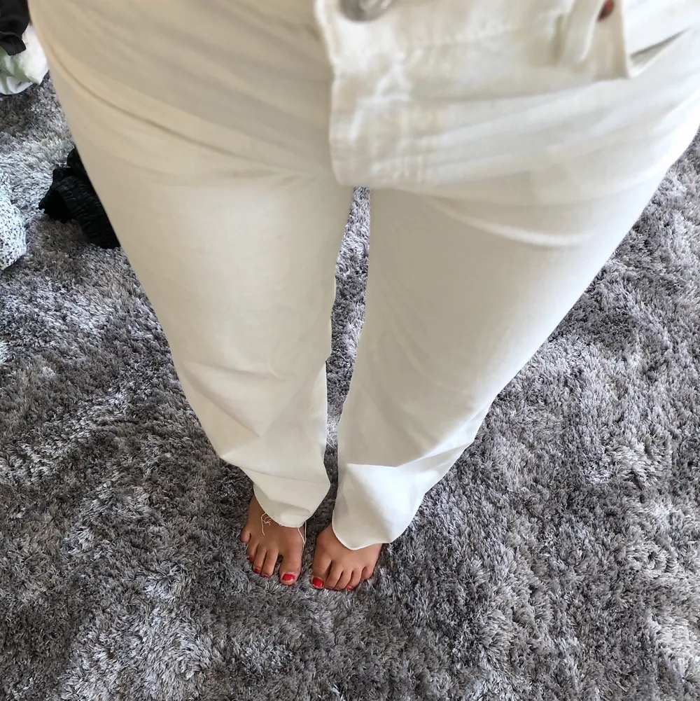 Ett par as fräscha vita jeans från zara. De är midrise och är lite loosefit. Stl 36 men passar andra storlekar oxå! Dom är använda en gång så dom är så gott som nya. Köptes i våras för 400 så säljer för 230. Jeans & Byxor.