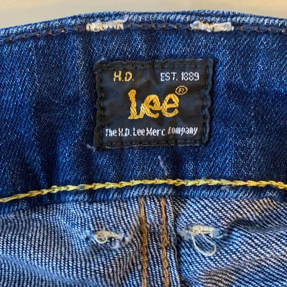 Utsvängda blåa jeans från Lee, storlek W26 l30, måttligt använda men i bra skick. Jeans & Byxor.