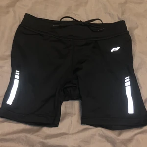 Tränings shorts storlek 122/128 - Använda men i bra skick! 
