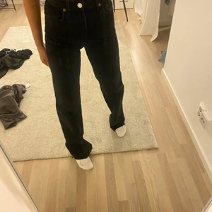 Zara Full Length Jeans  - Ett par svarta jeans från Zara med lite urtvättad färg. Endast använd två gånger! Långa på mig som är 173cm😇