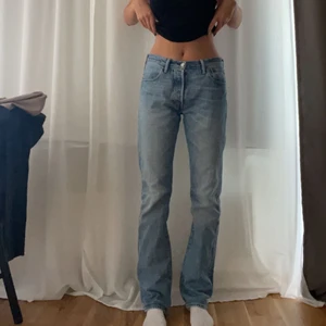Levis 501 jeans - Fick lägga upp igen då några intresserade var oseriösa. Intressekoll på mina Levis 501 jeans. Superfina och i en fin blå färg men säljer då dem tyvärr inte kommer till användning. Jag är ca 176 och då går dem hela vägen ner och över skorna!!  🙌  Storlek W30 L34, passar mig som vanligtvis har strl M i jeans. Men skulle säga att dem passar en S också. 💞 dem är sparsamt använda men i väldigt väldigt fint skick. Skriv för mer bilder och information. ‼️ Bud just nu på 400kr ‼️