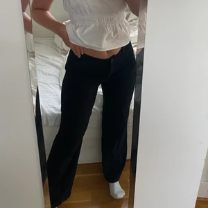 Lågmidjade kostymbyxor  - Säljer dessa låga kostymbyxor från monki. De är i storlek 40 men passar mig som har storlek 38. Aningen korta i benen på mig som är 172. Säljes för 120kr + frakt 