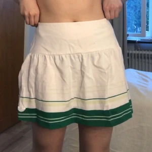 Tenniskjol - Säljer denna tenniskjolen från 2000-talet. Fick även denna från min moster men är inte riktigt min stil. Skulle säga att den liknar lite en slags tenniskjol. Jag är ca 160 och brukar vara en S i kläder och denna sitter bra på mig, tror dock den även skulle passa nån storlek större då den är ganska stretchig och nästan lite för stor. Om ni har nån fråga eller vill ha fler bilder är det bara att skriva till mig så svarar jag så snabbt jag kan❤️❤️