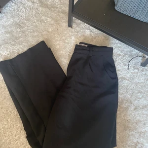 De perfekta vida kostymbyxorna  - Använda kostymbyxor från madlady. Strl xs. Köparen står för frakt.