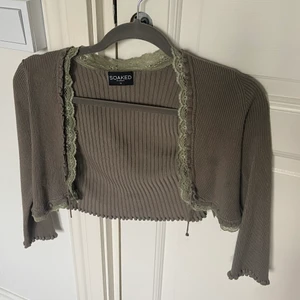 Söt och trendig kofta - Superfin och trendig kofta i nyskick 😍 liten i storleken! Väldigt snygg och lite vintage i stilen 