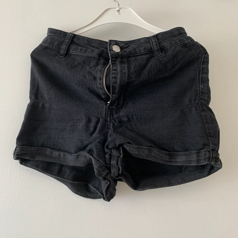 Svarta shorts från h&m. Storlek 36, mjukt och skönt jeanstyg. Kan mötas upp i Vellinge & malmö / köparen står för frakten. . Shorts.