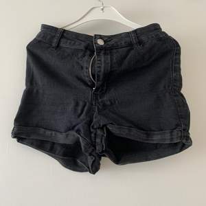 Svarta shorts från h&m. Storlek 36, mjukt och skönt jeanstyg. Kan mötas upp i Vellinge & malmö / köparen står för frakten. 