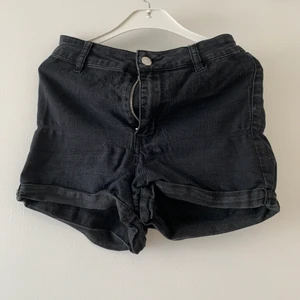 Shorts från h&m - Svarta shorts från h&m. Storlek 36, mjukt och skönt jeanstyg. Kan mötas upp i Vellinge & malmö / köparen står för frakten. 