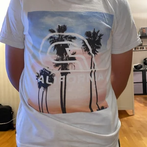 En vit t-shirt, st 134-140 - En vit t-shirt från h&m i fint skick! Köpare står för frakten!