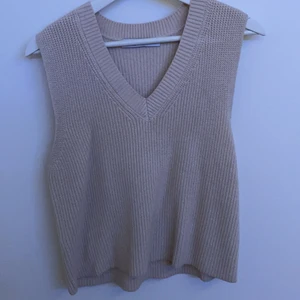 stickad väst - ljusbeige stickad väst från zara stl s, oanvänd