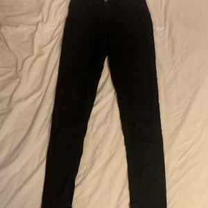 Levis svarta jeans - 💕Svarta levis jeans i storlek 28 (i midjan) har använt en del men de är i bra skick för det. Säljer för 200kr utan att inkludera frakten men köparen står för frakten💕