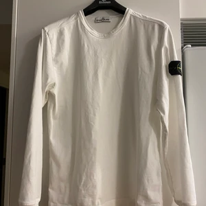 Stone Island sweatshirt - Säljer en vit Stone island sweatshirt i storlek small, endast använd 10 gånger ungefär. Köpt på Stone island i Stockholm, finns tyvärr inget kvitto men QR-kod finns som bevisar äktheten. Inga fläckar eller skador. Nypris 2099kr, säljer den för 800kr men priset går att diskutera vid snabb affär.