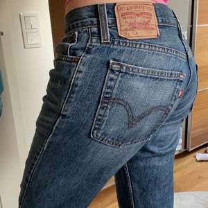 Säljer mina lågmidjade vintage Levis jeans!! Skitsnygga och i bra skick, dock en slitning längst ner på jeansen på ena benet som ni kan se på sista bilden men tycker det gör själva ”stilen” lite då det blir snyggt på denna typ av jeans! Det var där när jag köpte dem. Är 174 och på mig är de lagom långa. Vintage storlekarna är inte samma som nu men skulle säga att de är W28. Hör av dig!💖