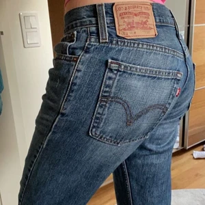 Jeans - Säljer mina lågmidjade vintage Levis jeans!! Skitsnygga och i bra skick, dock en slitning längst ner på jeansen på ena benet som ni kan se på sista bilden men tycker det gör själva ”stilen” lite då det blir snyggt på denna typ av jeans! Det var där när jag köpte dem. Är 174 och på mig är de lagom långa. Vintage storlekarna är inte samma som nu men skulle säga att de är W28. Hör av dig!💖