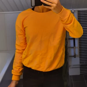 Orange sweatshirt med fin rygg! - En orange långärmad tröja i storlek S från NAKD med väldigt fin rygg! Endast provad!
