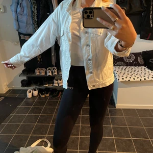 Jacka - Vit fin jeansjacka som passar till allt🖤 från hm. Snyggt oversized💜 Har en likadan i svart så kontakta även mig om ni skulle vara intresserad av en svart!