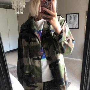 Kamouflage jacka - Kamouflage jacka som liknar quatre filles jacka