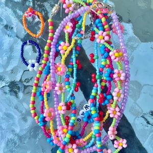 Chockers/halsband och ringar  - Handgjorda halsband och ringar! Halsbanden säljer jag för 39kr styck och ringarna kostar 10kr🤍✨ Både halsbanden och ringarna är gjorda med elastisk tråd och passar därför de flesta. Känn er fria att kontakta mig om ni har några frågor, jag är även beredd att tillverka customized halsband,armband och ringar, säg bara till!💕 Frakt tillkommer!