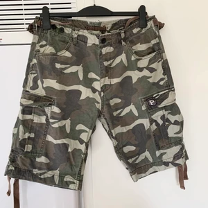 Cargo shorts - Cargo shorts, Str: L, Modell: Herr, Skick: nyskick (använda 2 gånger), Pris: 170kr.  Kolla gärna in mina andra inlägg, Vid intresse av fler varor så fixar jag ett bra paketpris!