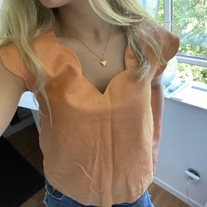 Söt orange top!  - En top jag köpt för ungefär 2 år sen från & other stories. Kommer tyvärr aldrig till användning. Precis som ny i mycket gott skick! Den är öppen baktill vilket jag tycker gör det lilla extra! 