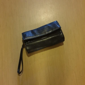 Väska - Svart väska med många fack