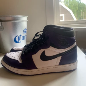 Jordan 1 High court purple - Säljer min jorda. 1 court purple storlek 44, dessa skor har använda bara några få gånger och är i väldigt bra skick, original box samt extra laces finns kvar.