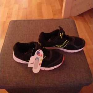 Skor  - Pro Touch, storlek 32. Helt oanvända. 