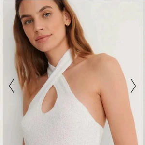 Topp - Säljer en jättefin vit topp från NA-KD 💕 Oanvänd och köparen står för frakten ❤️ Den är stretchig så den passar flera storlekar! Lånade bilder 