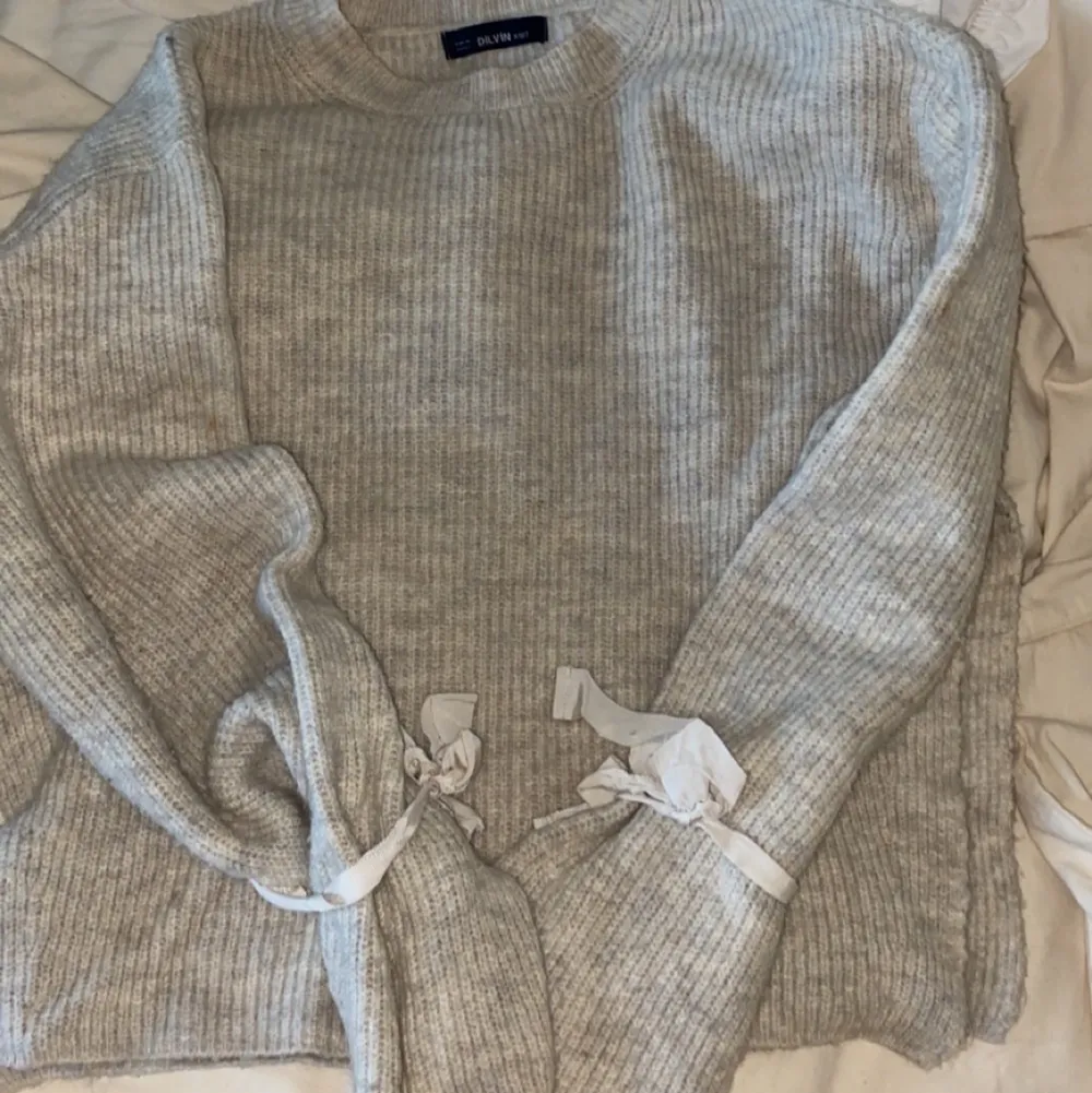 En stickad tröja från chiquelle som inte kommer till användning längre. Lite ”nopprig” så säljer för 60kr. . Tröjor & Koftor.