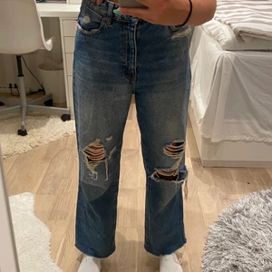 Zara jeans  - Säljer dessa snygga Zara jeansen :) Jag är 1,56 lång och de är precis till ankeln på mig😊 100 kr + frakt, kom privat för flera frågor 😊