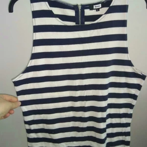 Bik Bok linne strlk L.  - Randig linne i vitt med marinblåa ränder. Passar bättre för de med strlk S/M,  då den är liten i storlek.                                                                 Linnet är Endast testad. Är i väldigt bra skick. Den har bara legat i garderoben utan någon användning. 