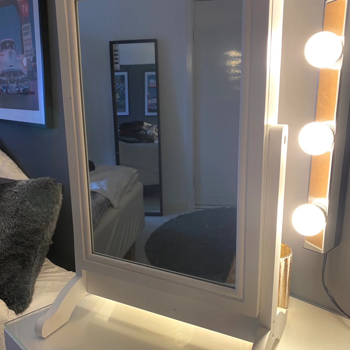 Spegel med smyckesförvaring