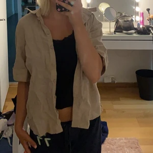 tshirt skjorta  - jättefin helt ny (med prislapp på) tshirt skjorta i linne ifrån  ginatricot 😋