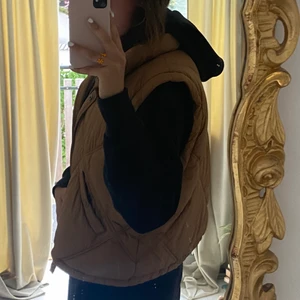 Brun dun-väst 😍 - Passar jättebra till en sommarkväll, eller till hösten när det börjar bli lite kallare ☘️ Har fickor och snöre så man kan anpassa lite hur den sitter :) 