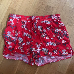 Röda söta shorts! - Används ej! Har resår i midjan och har fickor🦋 Tunnt material 💕 Storlek L! FRAKT INGÅR I PRISET