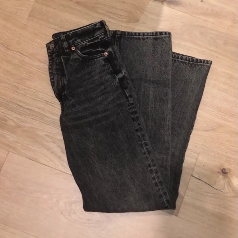 Svarta straight leg jeans från monki i modellen ”Taiki straight leg”. Sparsamt använda. Storlek W24 och passar då en XS :) Kan mötas upp eller frakta, meddela vid intresse eller frågor🙏 Har tyvärr inga bilder på eftersom de ej passar på mig men det finns säkert på Monki hemsidan! Nypris var 400:-. Jeans & Byxor.