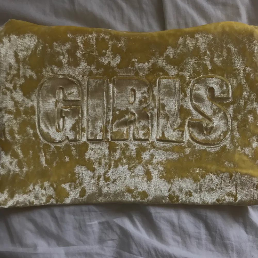 Snygg sammets t-shirt med texten ”girls” på⭐️ nästan aldrig använd då jag inte tycker om den!. T-shirts.