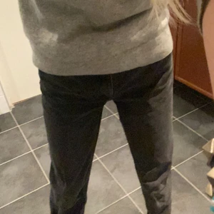 Gråa jeans - Säljer dessa så snygga mörkgråa monkijeans som liknar de populära zarajeansen! 💫Säljer på grund av att de inte kommer till användning. De är använda ett fåtal gånger och är i princip i nyskick. Köptes för 400 kr och utropspriset är 200 kr + frakt. ❗️Om flera vill ha de blir det budgivning.❗️Minst 10 kr mellan buden. 