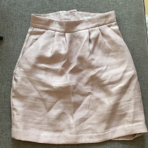 Hm - Jättefin smuts rosa kjol i lite puff form:)