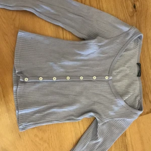 Brandy Melville kofta  - Super söt brandy Melville kofta. Bara använd ett fåtal gånger. Gratis frakt <33