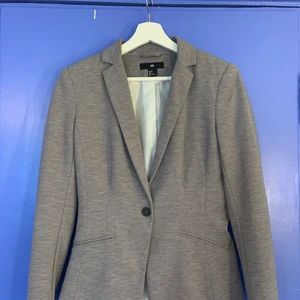  Kavaj  -  En grå kavaj