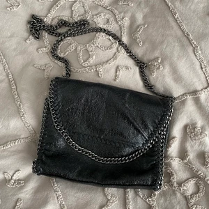 Svart väska♥️ - En svart väska, påminner lite om Stella McCartney.💕 Det är många intresserade så buda gärna i kommentarerna.🙌